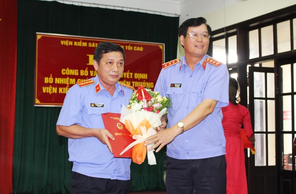 Ông Trần Công Phàn (phải), Phó viện trưởng VKSND tối cao trao quyết định cho ông Nguyễn Mạnh Thắng.