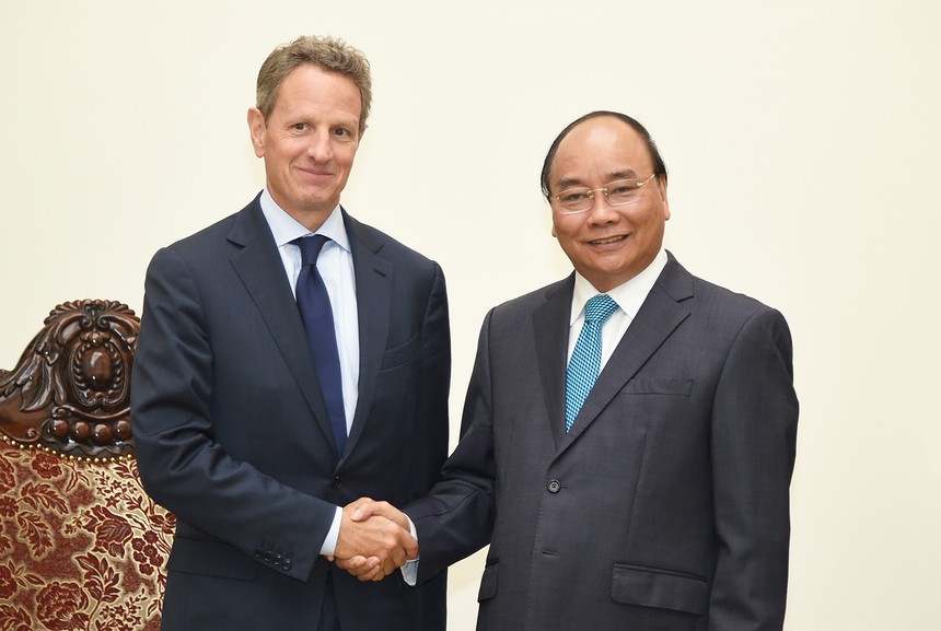 Thủ tướng Nguyễn Xuân Phúc tiếp ông Timothy Geithner, Chủ tịch Tập đoàn tài chính Warburg Pincus. Ảnh: VGP