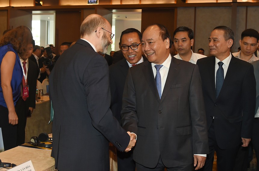 Thủ tướng chào mừng các nhà đầu tư trong và ngoài nước tham dự Diễn đàn. Ảnh: VGP/Quang Hiếu