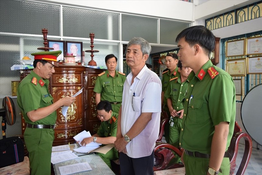 Công an thực hiện lệnh bắt tạm giam dối với ông Diệp Văn Sơn, nguyên Giám đốc Sở KH&CN Trà Vinh
