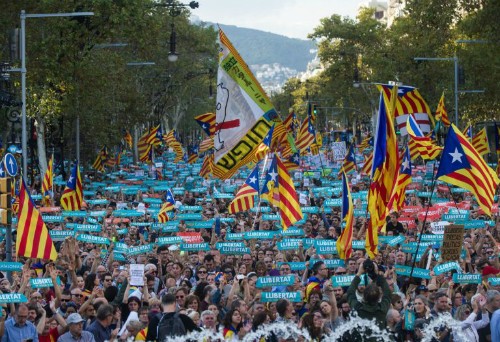 Nhiều người giơ khẩu hiệu đòi tự do, độc lập cho Catalonia. Ảnh:AA.