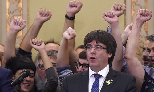 Ông Carles Puigdemont sau phiên làm việc của nghị viện Catalonia ngày 27/10. Ảnh:AFP.