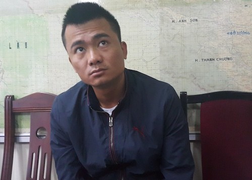 Nguyễn Văn Tuấn lúc bị áp giải về tới cơ quan điều tra. Ảnh:Nguyễn Hải.
