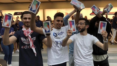 Ahmed Rassa (trái), Bishoy Behman (giữa) và Mazem Kourouche - những người đầu tiên sở hữu iPhone X. Họ đều dưới 20 tuổi. Ảnh:Theaustralian