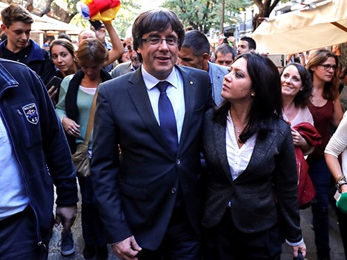 Ông Puigdemont vàvợ đứng giữa đường phố ởGirona thuộcvùng tự trịCatalonia vào ngày nghị viện khu vựctuyên bố thông qua nghị quyết độc lập khỏi Tây Ban Nha hôm27/10. Ảnh:Reuters.
