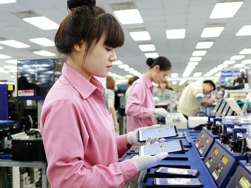 Sản xuất điện thoại di động tại Nhà máy Samsung Thái Nguyên - một nhàđầu tưđến từ APEC.