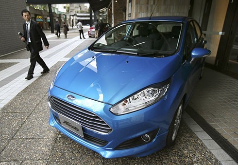 Một người đàn ông Nhật nhìn mẫu xe Ford trên đường phố. Ảnh: Atlantic.