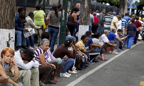 Người dân Venezuela xếp hàng dài chờ mua lương thực. Ảnh:Reuters