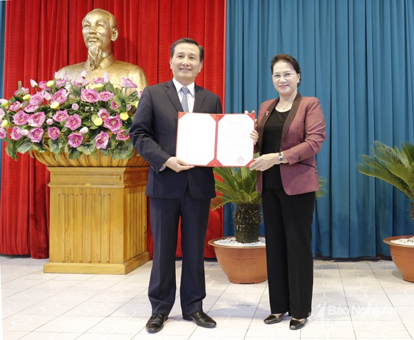  Chủ tịch Quốc hội Nguyễn Thị Kim Ngân đã trao Nghị quyết của Ủy ban Thường vụ Quốc hội cho ông  Lê Quang Huy