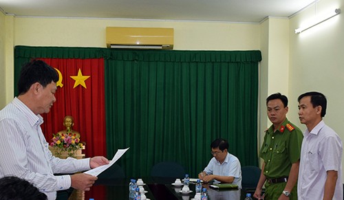 Giám đốc Công ty lương thực Trà Vinh Trần Văn Tâm nghe đọc lệnh bắt. Ảnh:Công an cung cấp.