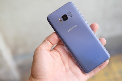 Samsung Galaxy S8 Plus màu tím khói.