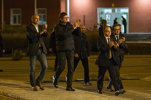 Các cựu quan chức chính quyền bị giải tán ở Cataloniarời nhà tù Estremera, cách thủ đô Madrid 75 km về hướng đông nam, ngày 4/12. Ảnh:AP.