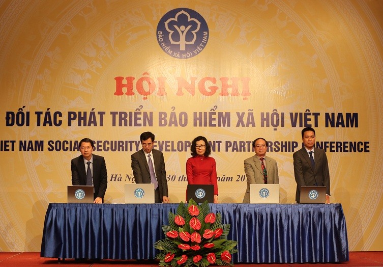 Đại diện lãnh đạo ngành, lãnh đạo đơn vị BHXH Việt Nam tiến hành bấm nút khai trương Cổng TTĐT BHXH Việt Nam phiên bản tiếng Anh.