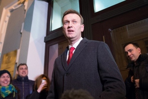 Ông Navalny phát biểu trước truyền thông hôm 25/12 bên ngoài Uỷ ban Bầu cử Trung ương tại Moscow. Ảnh:AFP.