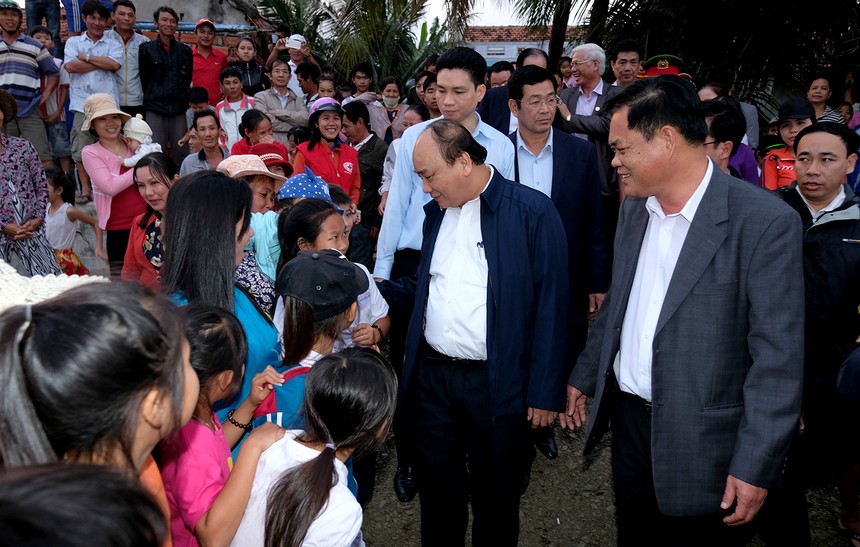 Thủ tướng thăm hỏi bà con xã An Phú, thành phố Tuy Hòa - Ảnh: VGP/Quang Hiếu