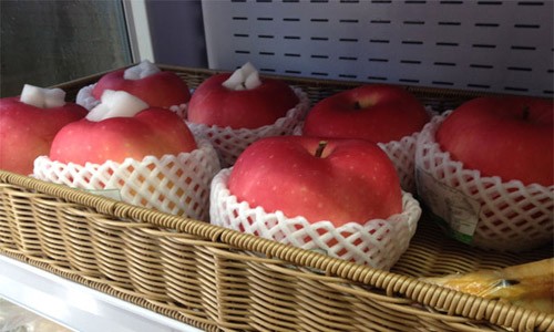 Loại táo Nhật có cân nặng 800 gram đến một kg được nhiều cửa hàng bánđược ưa chuộng dịp Tết Nguyên đán.