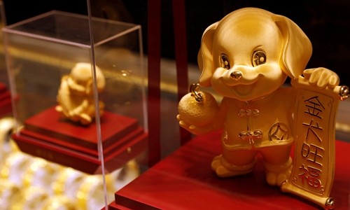 Sản phẩm mừng năm Tuất trong cửa hàng trang sức Chow Tai Fook. Ảnh:Reuters