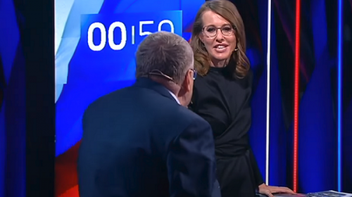Nữ ứng viên tổng thống Nga hắt nước vào mặt đối thủ trên truyền hình