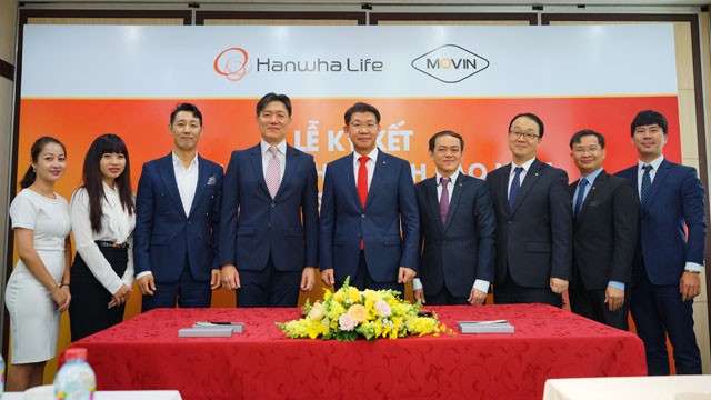 Ông Back Jong Kook (đứng thứ 5 từ trái sang, Chủ tịch HĐTV kiêm Tổng giám đốc Hanwha Life Việt Nam cùng đại diện Công ty TNHH Movin tại buổi lễ ký kết hợp tác chiến lược.