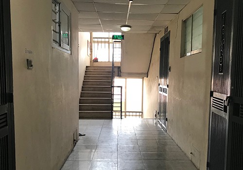 Một số chung cư Hà Nội vi phạm tiêu chuẩn phòng cháy như cầu thang thoát hiểm thông với hành lang. Ảnh:Đ.Loan