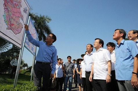 Phó Thủ tướng đi kiểm tra địa điểm dự kiến xây dựng khu tái định cư - Ảnh: VGP/Xuân Tuyến
