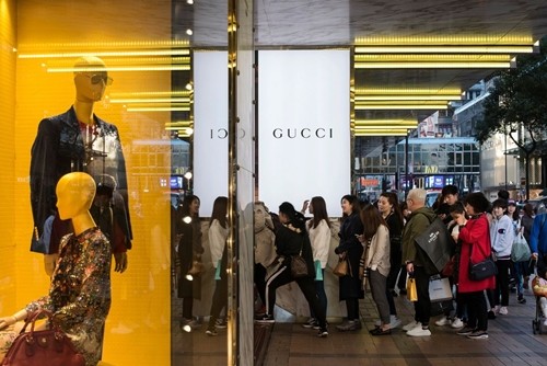 Khách mua xếp hàng trước một cửa hàng của Gucci (thuộc Kering). Ảnh:Bloomberg