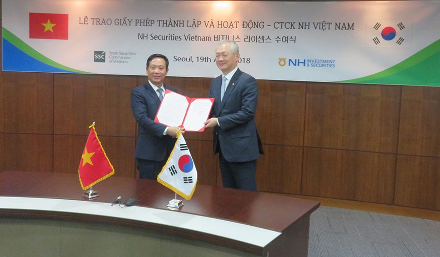 Ông Trần Văn Dũng, Chủ tịch UBCK trao giấy phép hoạt động cho Công ty Chứng khoán NH Việt Nam.
