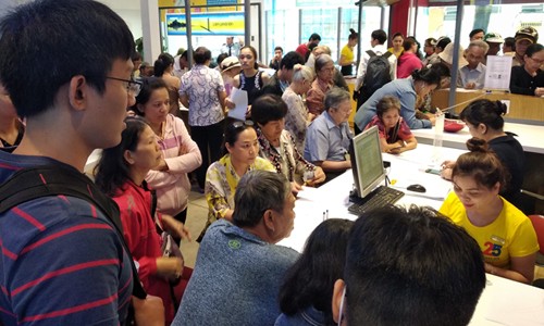 Khách hàng đổ đến điểm giao dịch của MobiFone ở Nguyễn Du (TP HCM) để bổ sung thông tin và hình chân dung. Ảnh:Anh Tú.