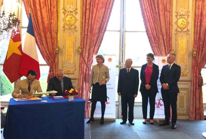 Chủ tịch Tập đoàn FLC Trịnh Văn Quyết (trái) và Phó chủ tịch Airbus phụ trách thương mại Eric Schulz (phải) ký kết hợp đồng thoả thuận mua 24 máy bay A321NEO cho Bamboo Airways dưới sự chứng kiến của Tổng Bí thư Nguyễn Phú Trọng và Chủ tịch Quốc hội Pháp François de Rugy vào tháng 3/2018 tại Pháp.