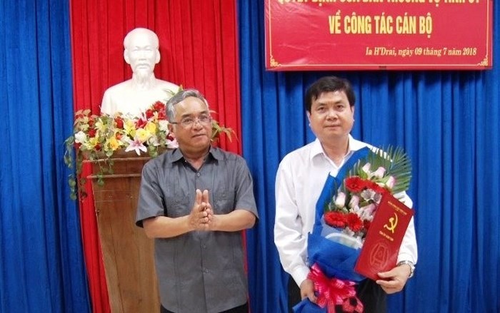Bí thư Tỉnh ủy Kon Tum trao quyết định cho ông Nguyễn Hữu Tháp