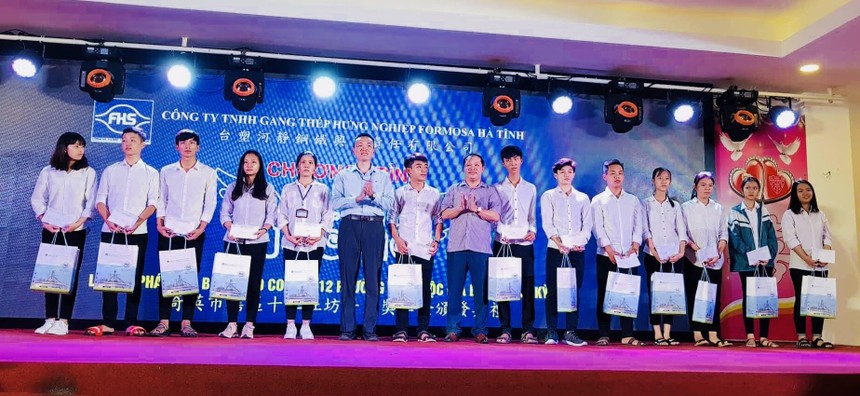 Formosa Hà Tĩnh trao 400 suất học bổng “Chắp cánh ước mơ” cho học sinh giỏi vượt khó Kỳ Anh