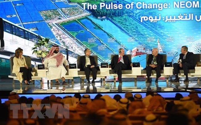 Thái tử Saudi Arabia Mohammed bin Salman (thứ 2, trái) cùng lãnh đạo các doanh nghiệp tại Hội nghị Sáng kiến đầu tư tương lai tại Riyadh. (Ảnh: AFP/ TTXVN)