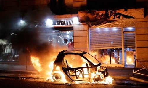 Ôtô bị đốt cháy gần tòa thị chính Paris ngày 8/12. Ảnh:AFP.