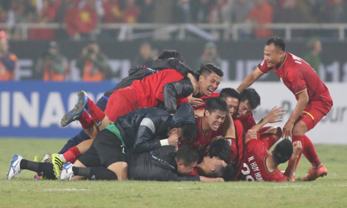 Các cầu thủ Việt Nam ăn mừng sau khi trận chung kết với Malaysia kết thúc.