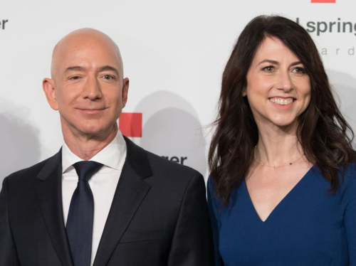 Hai vợ chồng Jeff và MacKenzie Bezos. Ảnh:AFP