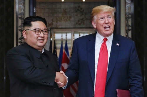 Trump (phải) và Kim Jong-un tại hội nghị thượng đỉnh đầu tiên ở Singapore tháng 6/2018. Ảnh: Reuters.