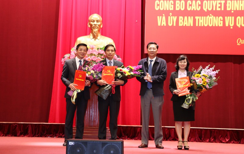Đồng chí Nguyễn Văn Đọc, Bí thư Tỉnh ủy, Chủ tịch HĐND tỉnh Quảng Ninh trao các quyết định, nghị quyết cho các đồng chí nhận nhiệm vụ mới.