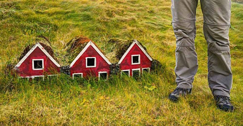 Ở Iceland, người dân thậm chí còn xây những ngôi nhà tíhon cho yêu tinh ở. Ảnh:Go NOMAD Travel.