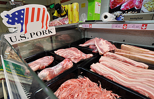Thịt heo Mỹ bán tại một ngôi chợ ở Trịnh Châu, Trung Quốc.Ảnh: ChinaDaily
