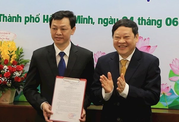 Thứ trưởng Nguyễn Viết Tiến trao quyết định cho Bác sĩ Nguyễn Tri Thức.