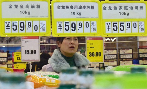 Một phụ nữ Trung Quốc trong siêu thị hồi tháng 3. Ảnh: Reuters.