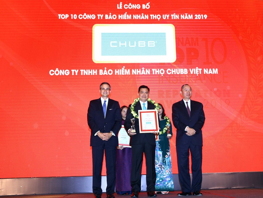 Ông Bùi Thanh Hiệp, Phó tổng giám đốc Chubb Life Việt Nam đại diện nhận giải thưởng từ Ban tổ chức.