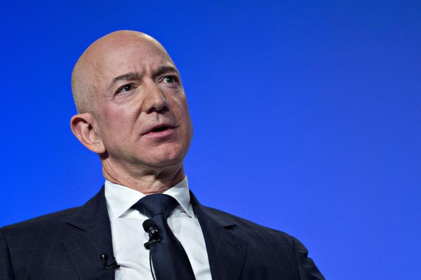 Jeff Bezos - ông chủ đại gia bán lẻ Amazon.