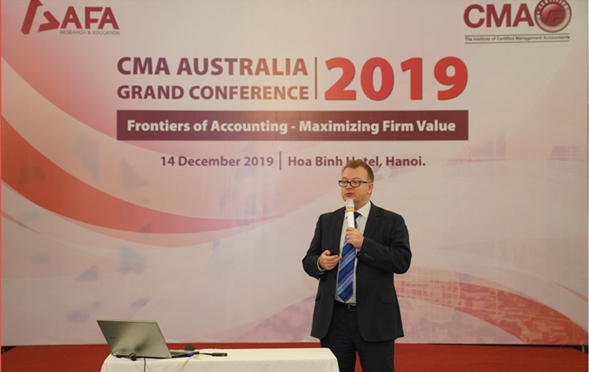 GS. Janek Ratnatunga, CEO của CMA Australia trình bày tại hội thảo