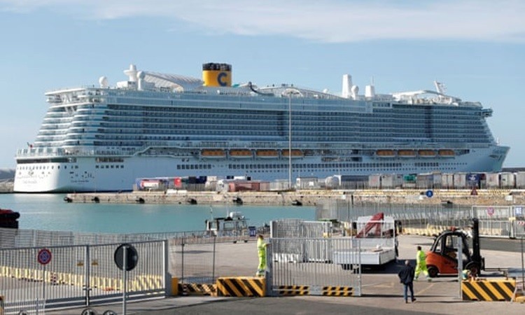 Du thuyền Costa Smeralda đang bị phong tỏa tại cảng Civitavecchia, Italy hôm nay. Ảnh: Reuters.