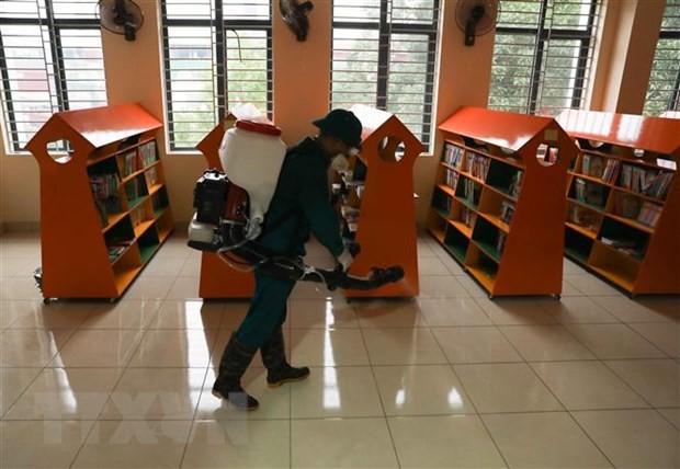 Phun thuốc khử trùng tại trường Tiểu học Hoàng Diệu, quận Ba Đình, Hà Nội, để phòng chống dịch bệnh viêm đường hô hấp cấp do chủng mới của virus corona. (Ảnh: TTXVN)