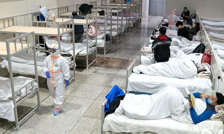 Các bệnh nhân nhiễm nCoV được điều trị tại bệnh viện dã chiến ở Vũ Hán hôm 5/2. Ảnh: Reuters.
