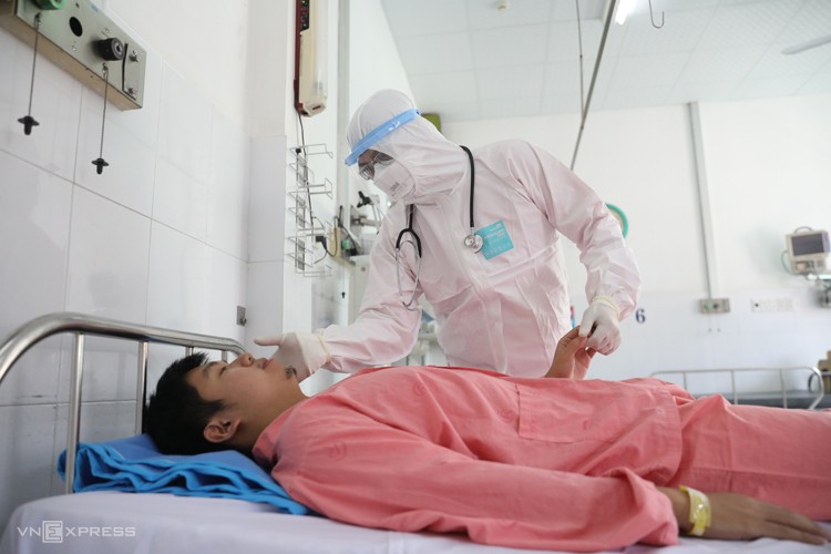 Bệnh nhân người Trung Quốc Li Zichao (sinh năm 1992) được Bệnh viện Chợ Rẫy (TP HCM) điều trị khỏi nCoV vào tháng 1. Ảnh: Hữu Khoa 