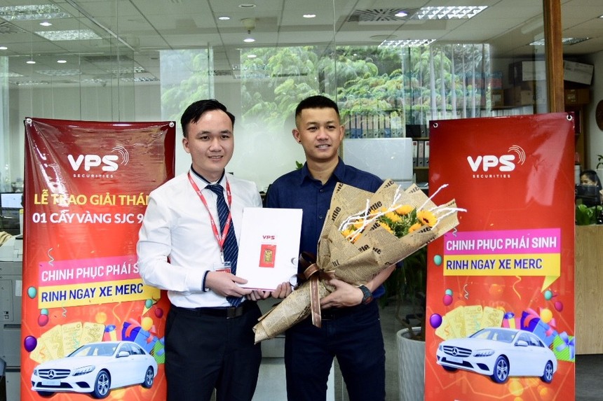 Nhà đầu tư Trần Lâm (phải) giành giải Nhất tháng 4 cuộc thi “Chinh phục phái sinh - Rinh ngay xe merc”