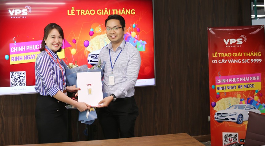 Nhà đầu tư Trương Quang Hưng (bên phải) giành giải Nhất tháng 5 cuộc thi “Chinh phục phái sinh - Rinh ngay xe Merc” trị giá 1 cây vàng SJC 9999.